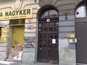 a haz, ami elott a szitu van