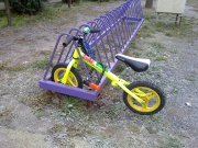 Így kell használni a kerékbetámasztós bringatárolót