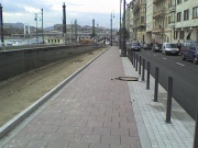 persze kell lennie a nyomvonalban csatornafedélnek is