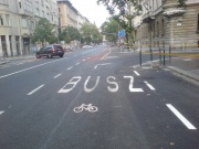 a busz jobbra el, a bringás egyenesen tovább