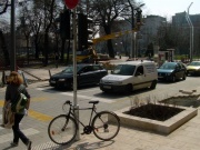 Kerékpársáv egyirányú utcában, a forgalommal szembeElőretolt kerékpáros felállóhely?