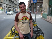 ilyen nincs, de van fehér kék ujjal, és piros ujjal, meg fehér ujjal, piros szegéllyel. és mind2ből hosszúujjas.