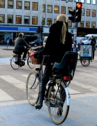 Divatos, télen is bicikliző anyuka