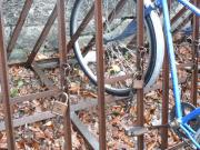 Beépített lakatok a bringatárolón