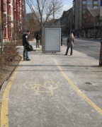 gyalogok, trolira várók, beláthatatlan kanyargás. közlekedés budapest 2008